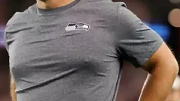 T-shirt gris porté par Mike Macdonald dans le Seahawk de Seattle 2025