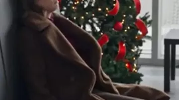 Joyeux Noël Ted Cooper Kate Cooper Manteau en sherpa brun porté par Kate Cooper (Meghan Heffern) dans Joyeux Noël, Ted Cooper !