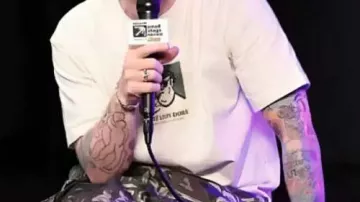 T-shirt blanc porté par Ed Sheeran dans la série SiriusXM Small Stage à New York