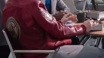 Star Trek : Starfleet Academy Blouson aviateur George Hawkins porté par Darem Reymi (George Hawkins) dans Star Trek : Starfleet Academy