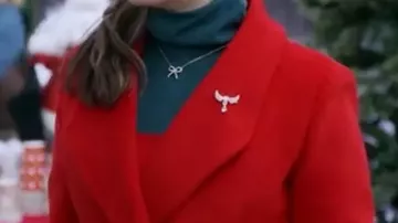 Un partido de ángeles de Navidad 2025 Monica Gabardina roja usada por Monica (Meghan Ory) en A Christmas Angel Match