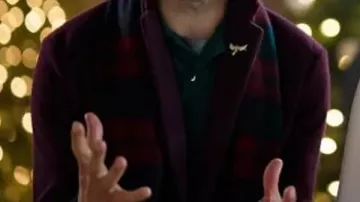 Un abrigo de lana morado de Christmas Angel Match Michael usado por Michael (Benjamin Ayres) en A Christmas Angel Match
