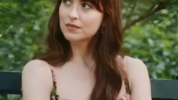 Vestido midi usado por Lucy (Dakota Johnson) como se ve en Materialistas