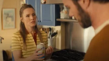 Polo en tricot rayé Bally porté par Joanne (Kristen Bell) comme on le voit dans Personne ne veut ça (S02E04)