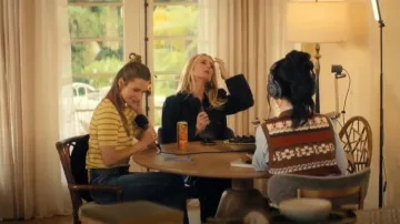 Hey Gang The Straight Earle porté par Joanne (Kristen Bell) comme on le voit dans Nobody Wants This (S02E04)