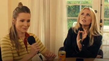 Christopher Esber Veste en jean cintrée portée par Morgan (Justine Lupe) comme on le voit dans Nobody Wants This (S02E04)