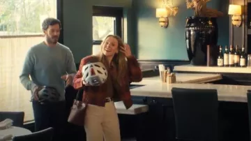 Guest in Residence Veste courte en cachemire tartan portée par Joanne (Kristen Bell) comme on le voit dans Personne ne veut ça (S02E04)