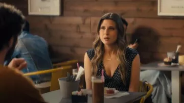 Robe Doen Tahlia portée par Rebecca (Emily Arlook) comme on le voit dans Personne ne veut ça (S02E04)