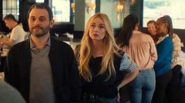 Fille préférée : La ceinture en cuir William Split Decision portée par Morgan (Justine Lupe), comme on le voit dans Personne ne veut ça (S02E04)