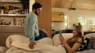 Ceinture en cuir verni Khaite Benny Stud portée par Joanne (Kristen Bell) comme on le voit dans Personne ne veut ça (S02E04)