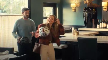 Mini bolso de Sezane Farrow usado por Joanne (Kristen Bell) como se ve en Nobody Wants This (S02E04)