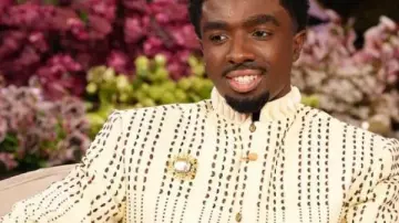 The Jennifer Hudson Show Caleb McLaughlin Chaqueta crema como se ve en The Jennifer Hudson Show