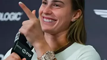 Camiseta de Aryna Sabalenka de las Finales WTA 2025 en la conferencia de prensa final de Aryna Sabalenka | Finales de la WTA 2025 Riad