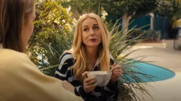 Guest in Residence Rubgy rayé porté par Morgan (Justine Lupe) comme on le voit dans Nobody Wants This (S02E05)
