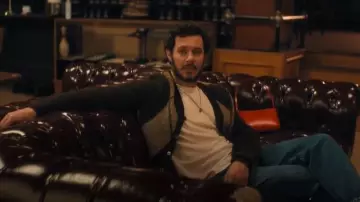 Cárdigan Langdale Argyll de punto de alpaca marrón de Universal Works usado por Noah Roklov (Adam Brody) como se ve en Nobody Wants This (S02)E05