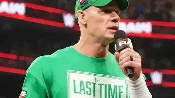 Camiseta verde de Boston de John Cena RAW 2025 en Dominik Mysterio desafía a John Cena Segmento completo - WWE Raw 10/11/2025