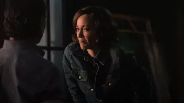 Nili Lotan Olympe Veste en Denim Stretch En Délavage Classique portée par Céline Dumont (Marion Cotillard) vue dans The Morning Show (S04E08)