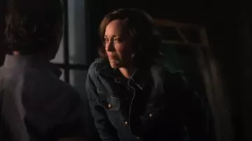 Nili Lotan Olympe Veste en Denim Stretch En Délavage Classique portée par Céline Dumont (Marion Cotillard) vue dans The Morning Show (S04E08)