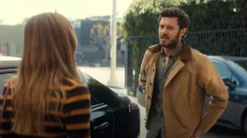 Chaqueta de lona de algodón encerado seco Buck Mason usada por Noah Roklov (Adam Brody) como se ve en Nobody Wants This (S02E06)