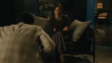 Sandales Rockstud 90mm Valentino Garavani portées par Céline Dumont (Marion Cotillard) vues dans The Morning Show (S04E08)