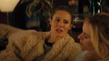 Abrigo corto de piel sintética Maje usado por Joanne (Kristen Bell) como se ve en Nobody Wants This (S02E06)