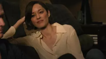 Gucci Chemise boutonnée en crêpe de soie jaune pâle 2020 portée par Céline Dumont (Marion Cotillard) vue dans The Morning Show (S04E09)