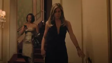 Vestido de noche cruzado de jersey de punto de Tom Ford usado por Alex Levy (Jennifer Aniston) como se ve en The Morning Show (S04E09)