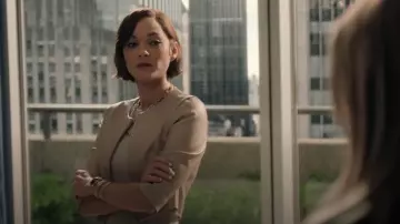 Montre Bvlgari Serpenti Spiga portée par Céline Dumont (Marion Cotillard) vue dans The Morning Show (S04E09)