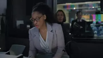 Derek Lam 10 Crosby Noah Blazer porté par Christina 'Chris' Hunter (Nicole Beharie) comme on le voit dans The Morning Show (S04E09)