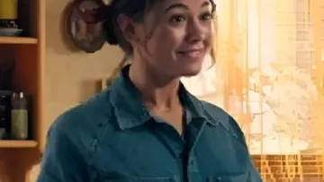 Mono de mezclilla usado por (Kate Winslet) como se ve en Ghosts Australia (S01E03)