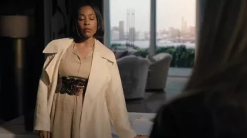 Cinturón Bustier de Alaia en marrón usado por Mia Jordan (Karen Pittman) como se ve en The Morning Show (S04E09)