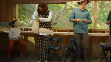 Mansur Gavriel Everyday Cabas Leather Hobo Bag worn by Molly Novak (Maya Rudolph) as seen in Loot (S03E06)