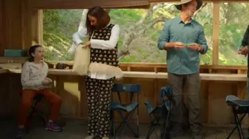 La DoubleJ Floral-Print Cropped Trousers worn by Molly Novak (Maya Rudolph) as seen in Loot (S03E06)