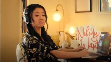 Chemise de la vallée de Nanushka portée par Ashley (Sherry Cola) comme on le voit dans Personne ne veut ça (S02E07)