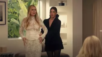 Robe Loho Bride Moe portée par Morgan (Justine Lupe) comme on le voit dans Nobody Wants This (S02E07)