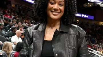 Chaqueta de cuero negra usada por Crystal Renee Hayslett en NBA 2025