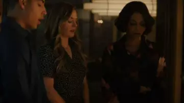 Camisa abotonada floral Mango Soffy usada por DA Mae Silver (Gloria Reuben) como se ve en Boston Blue (S01E04)