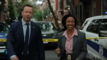 Blazer Babaton Standout porté par le détective Lena Silver (Sonequa Martin-Green) vu en Boston Blue (S01E04)