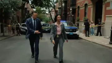 Aritzia The Effortless Pant™ worn by Det. Lena Silver (Sonequa Martin-Green) as seen in Boston Blue (S01E04)