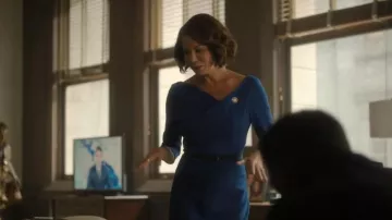 Robe Jackie O Halo Noir portée par DA Mae Silver (Gloria Reuben) comme on le voit en Bleu Boston (S01E04)
