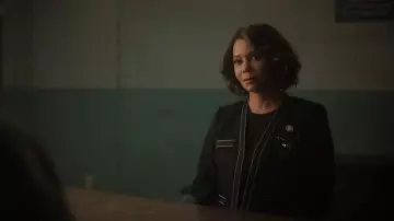 Karl Lagerfeld Paris Chaqueta abierta con ribete adornado usada por DA Mae Silver (Gloria Reuben) como se ve en Boston Blue (S01E04)