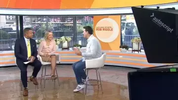 Chaussures Adidas Superstar II portées par Rob Riggle comme on le voit dans Today le 11 novembre 2025