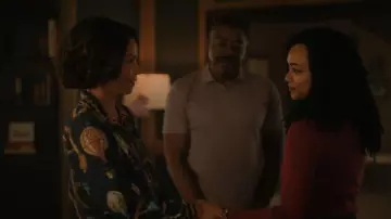 Top de seda Hale Bob Cleo usado por DA Mae Silver (Gloria Reuben) como se ve en Boston Blue (S01E04)