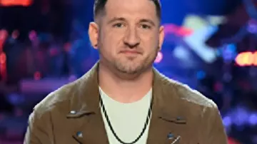 The Voice S28 Rob Cole Veste de motard en daim comme on le voit dans The Voice (S28)
