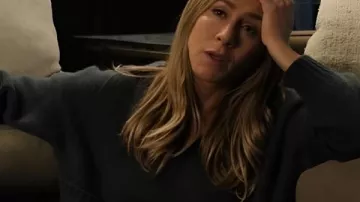 The Morning Show S04 Alex Levy Pull gris utilisé par Alex Levy (Jennifer Aniston) comme on le voit dans The Morning Show (S04)