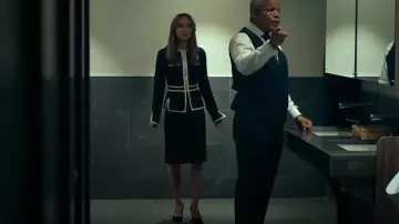 Chaqueta con dobladillo dividido de punto de contraste militar en forma de figura de Karen Millen con forma de vendaje militar usado por Sarah Plankmore (Madison Iseman) como se ve en The Rainmaker (S01E10)