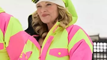 Finding Mr Christmas S2 Melissa Peterman Combinaison de ski jaune