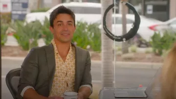 Croix carrée Sandro portée par Gio Helou comme on le voit dans Selling The OC (S04E01)