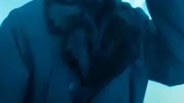 Manteau en peau de mouton noir porté par Lex Luthor (Nicholas Hoult) dans le film Superman 2025