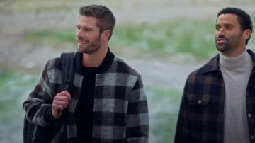 Todd Snyder Bomber con estampado a cuadros usado por Davey Fisher como se ve en Buscando al Sr. Navidad (S02E01)